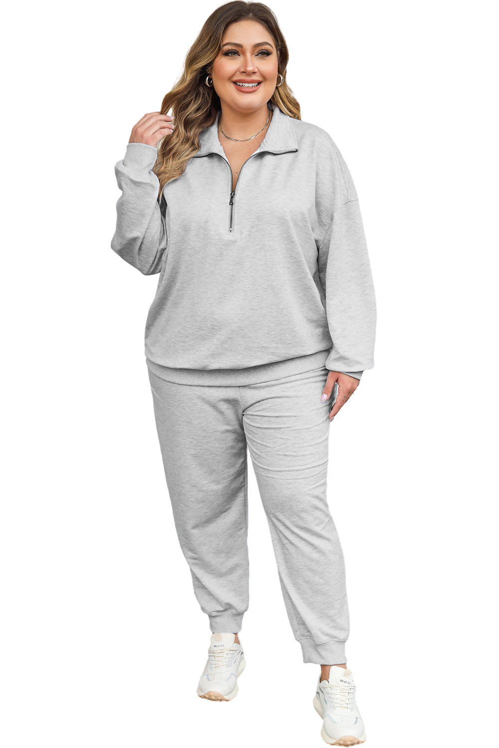 Comment porter un pull à fermeture éclair gris avec un pantalon de jogging grande taille
