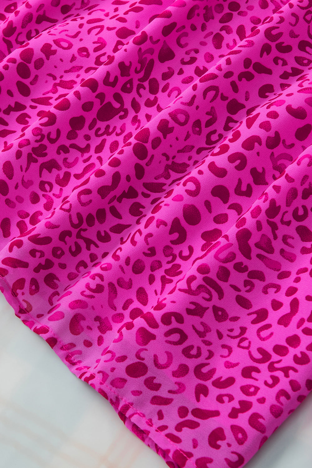 Lepršava bluza s puf rukavima i ružičastim leopardom