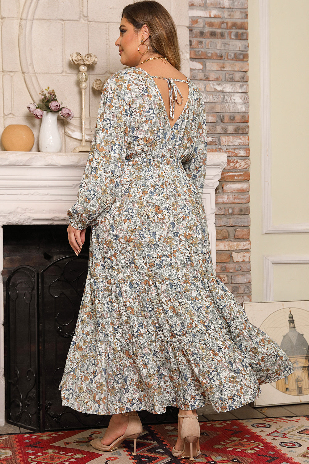 Višebojna haljina s naborima s puf rukavima i cvjetnim motivima veće veličine