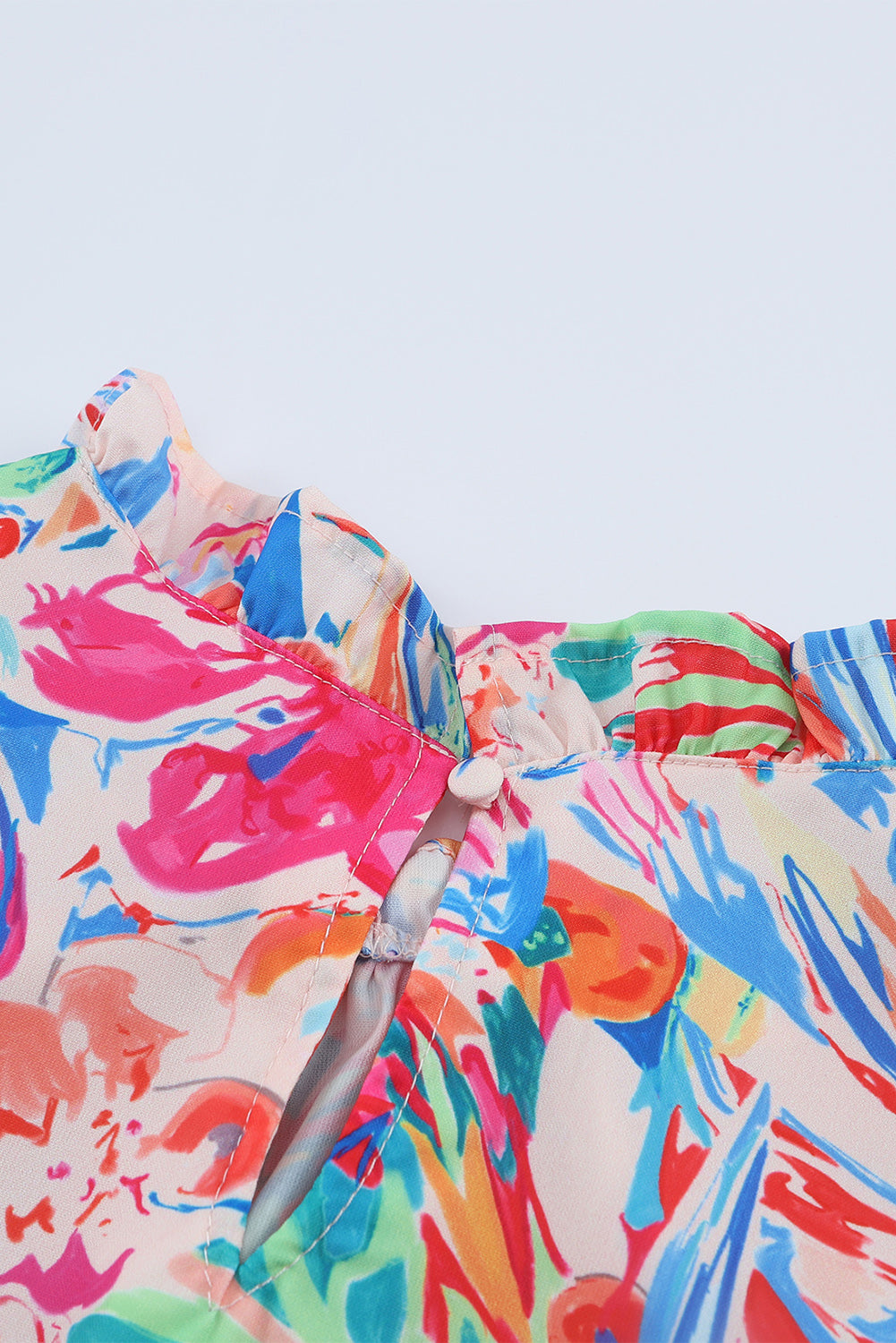 Višebojna apstraktna prugasta patchwork bluza kratkih rukava s volanima