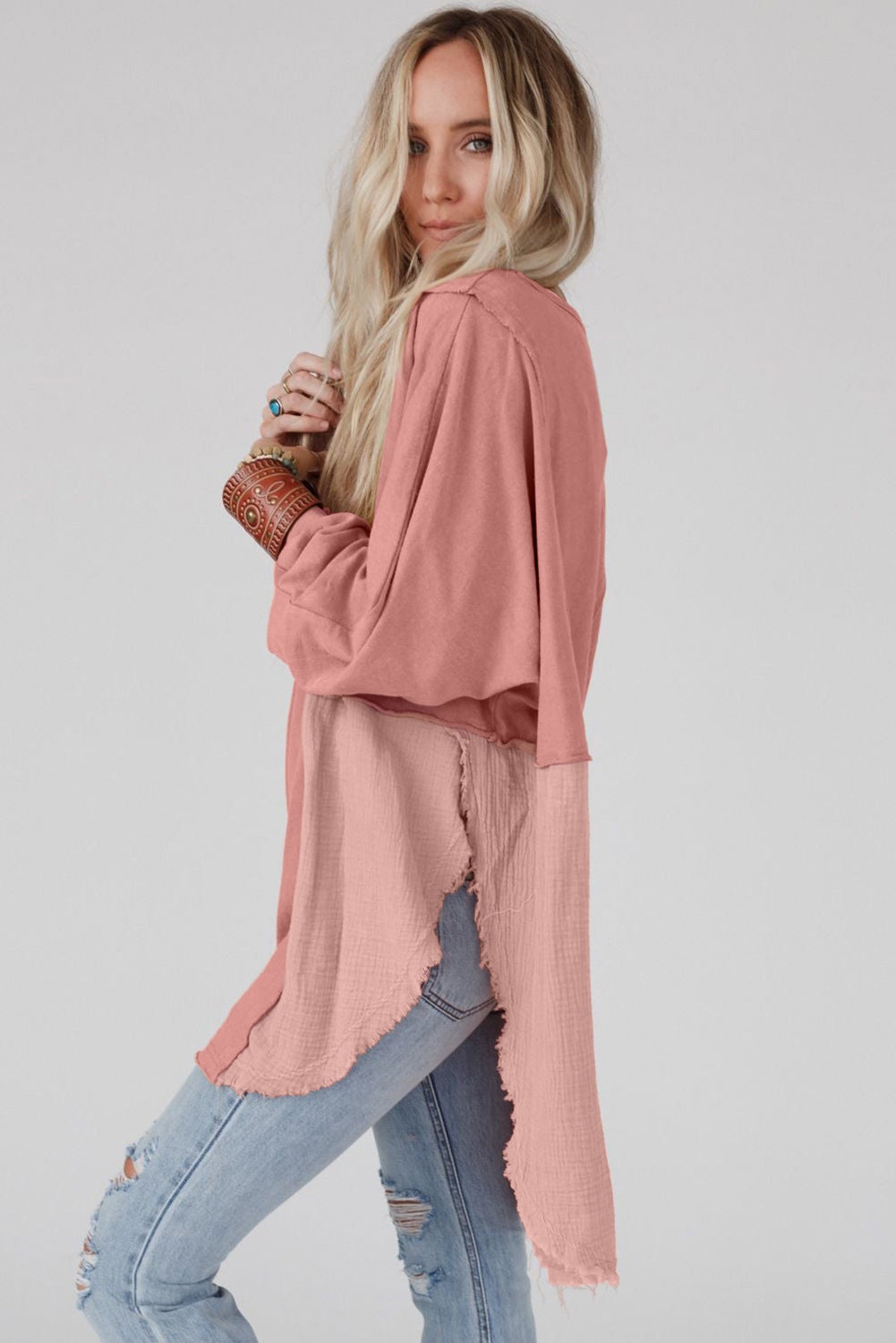Ružičasto ružičasta prevelika bluza s naboranim porubom