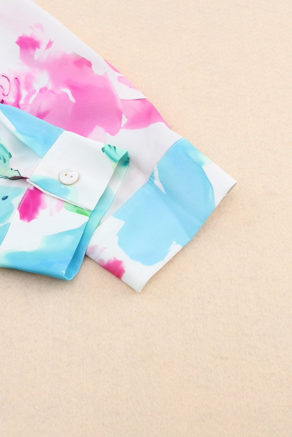 Ljubičasta košulja-tunika s preklopnim rukavima na vezanje i cvjetnim printom