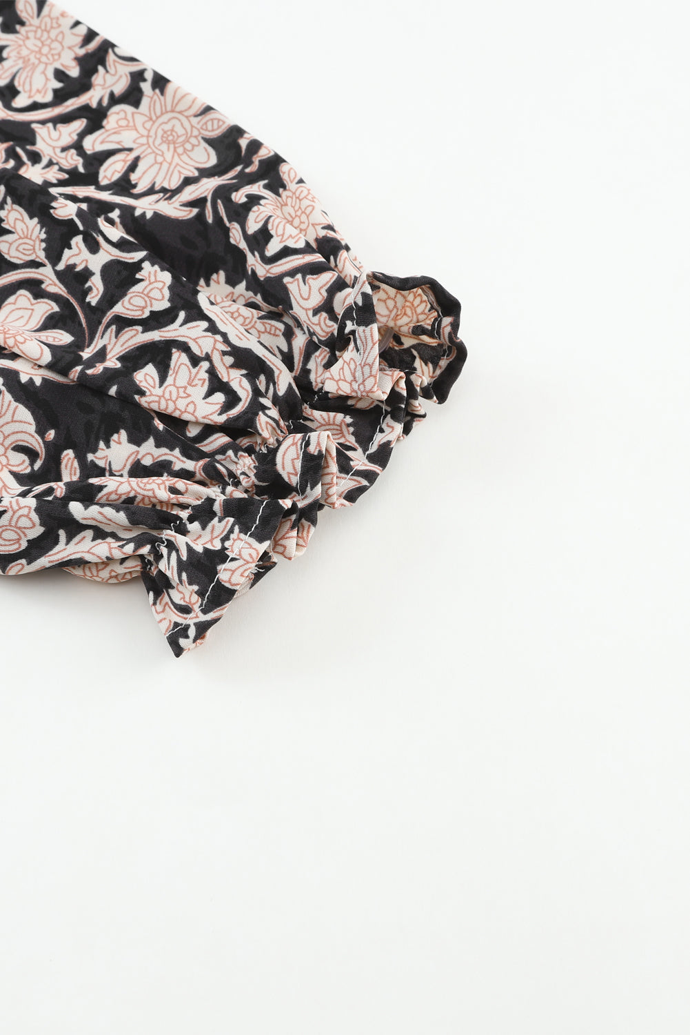 Schwarze, geblümte Bluse mit geschlitztem Ausschnitt und plissierten Puffärmeln
