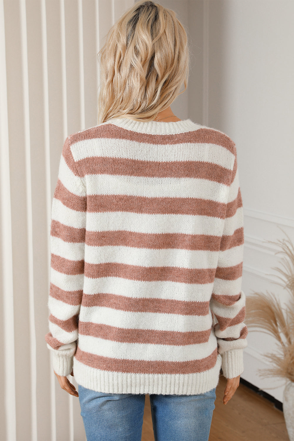 Rjav črtast pulover z okroglim izrezom za prosti čas