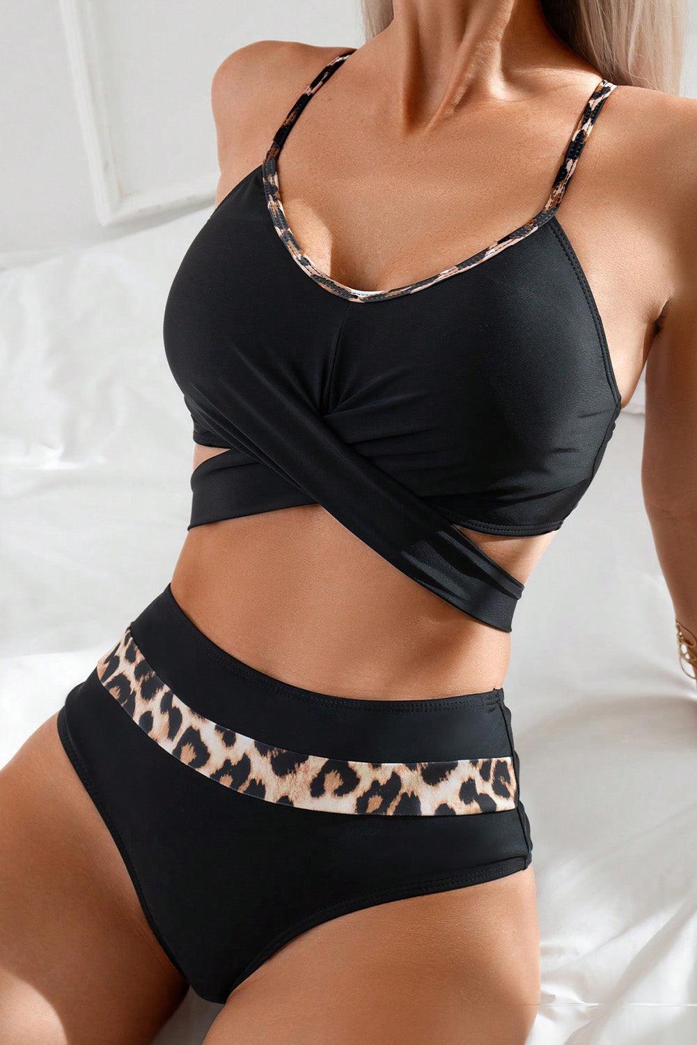 Bikini visokog struka s crnim leopard naramenicama s ukrštenim vezanjem