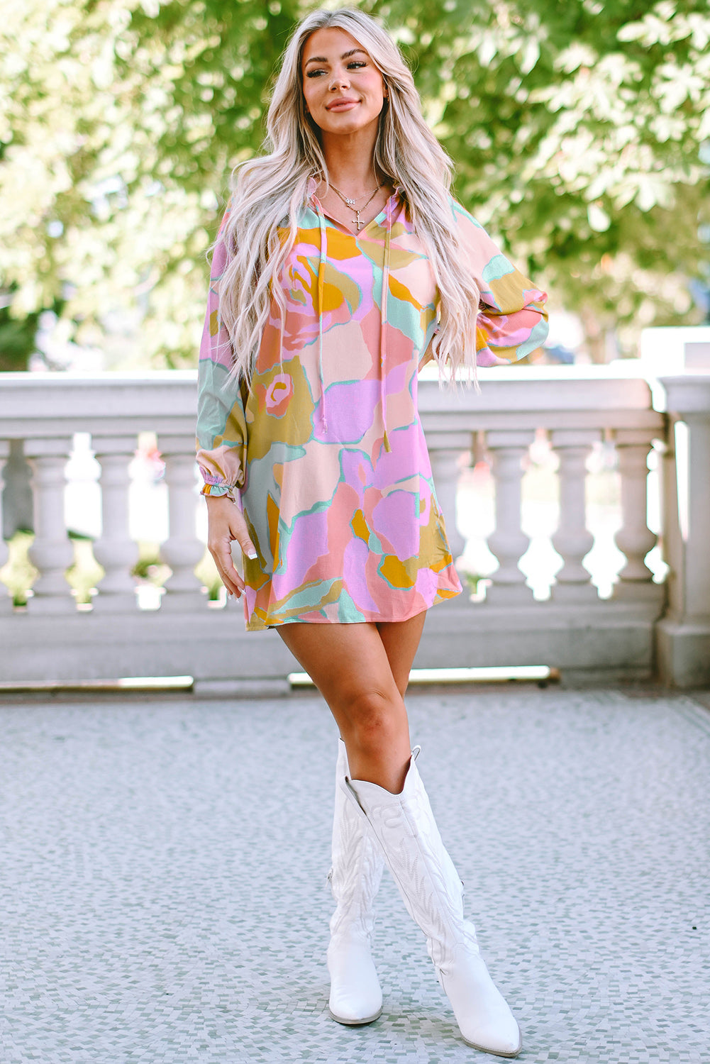 Mini-robe babydoll multicolore à imprimé abstrait et volants à col fendu