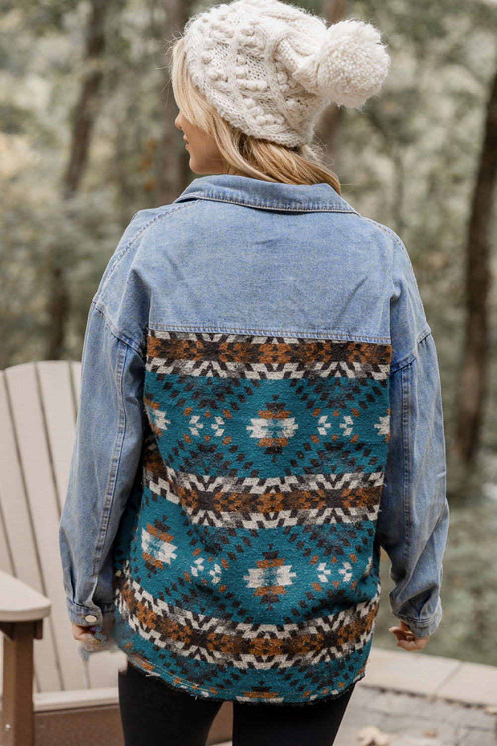 Blaue Jeansjacke mit Azteken-Print