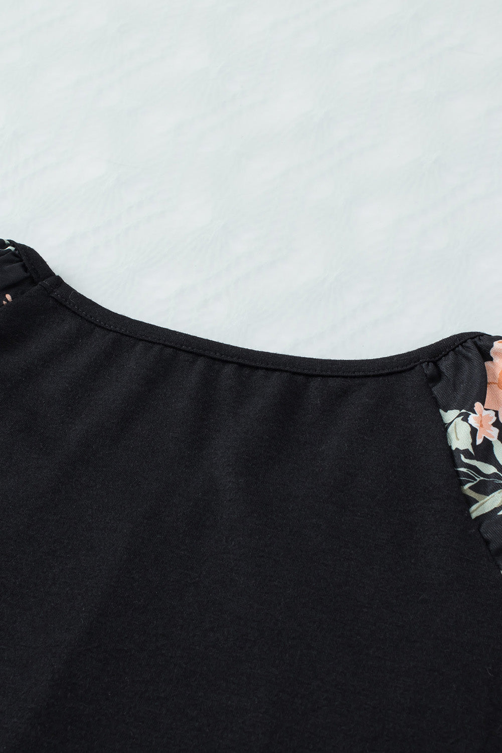 Črna večplastna majica s cvetličnimi raglan rokavi