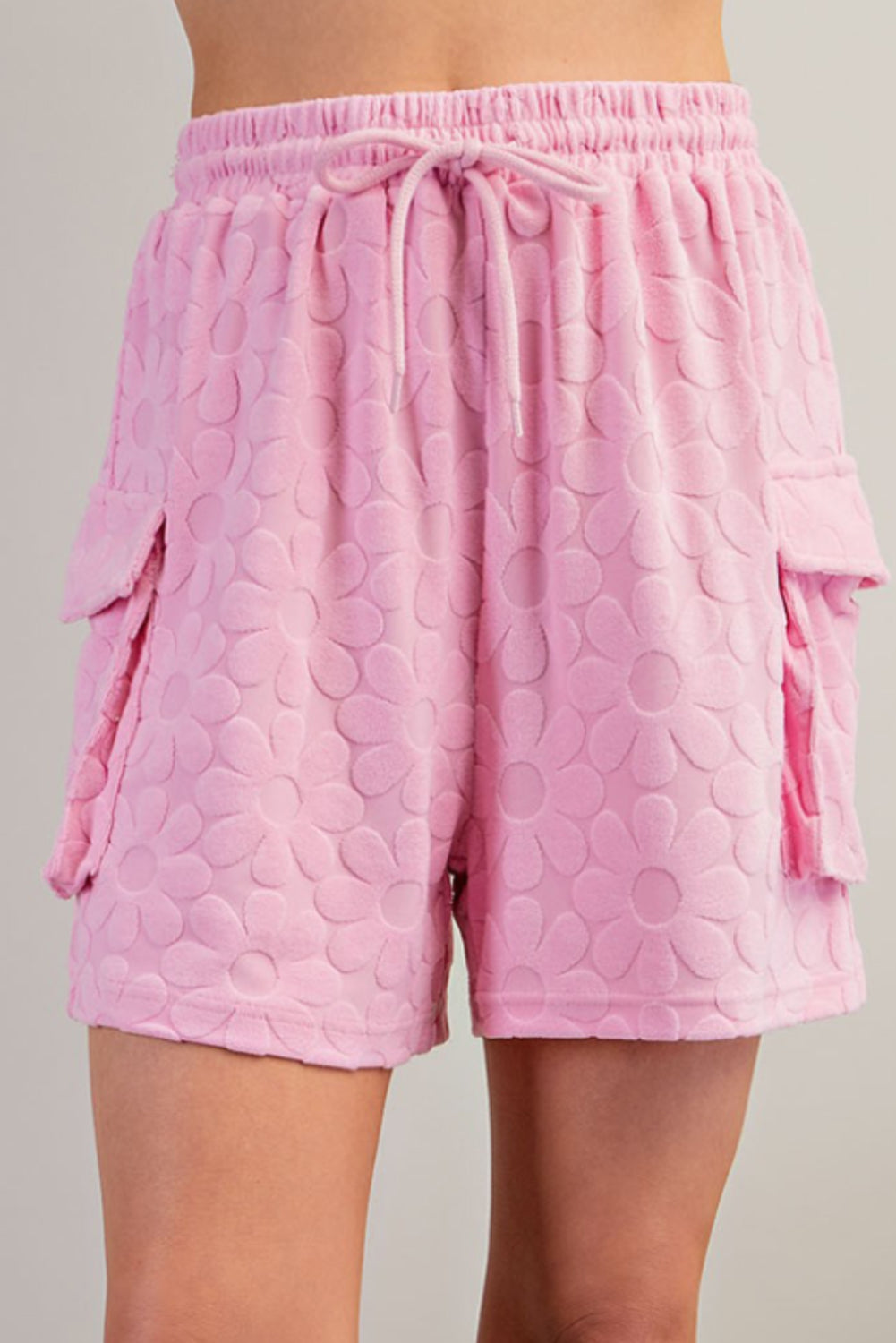 Roza majica s kratkimi rokavi in ​​kratkimi hlačami s cvetlično teksturo