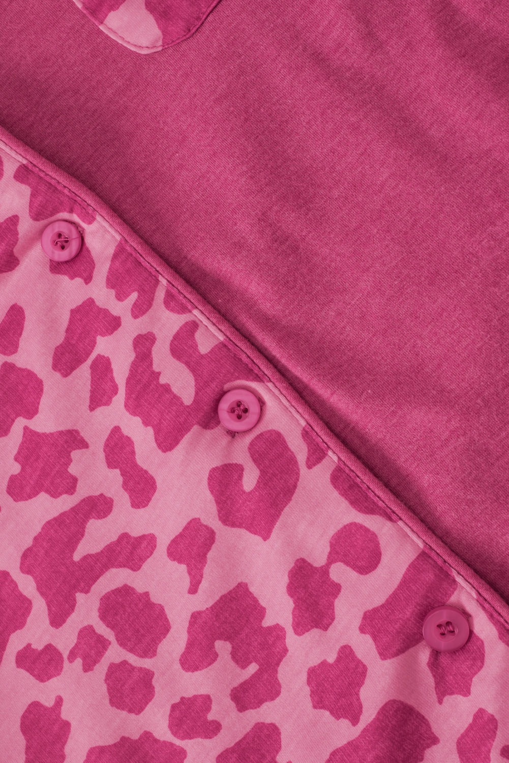 Ensemble pyjama long à poches contrastées et motif léopard rose
