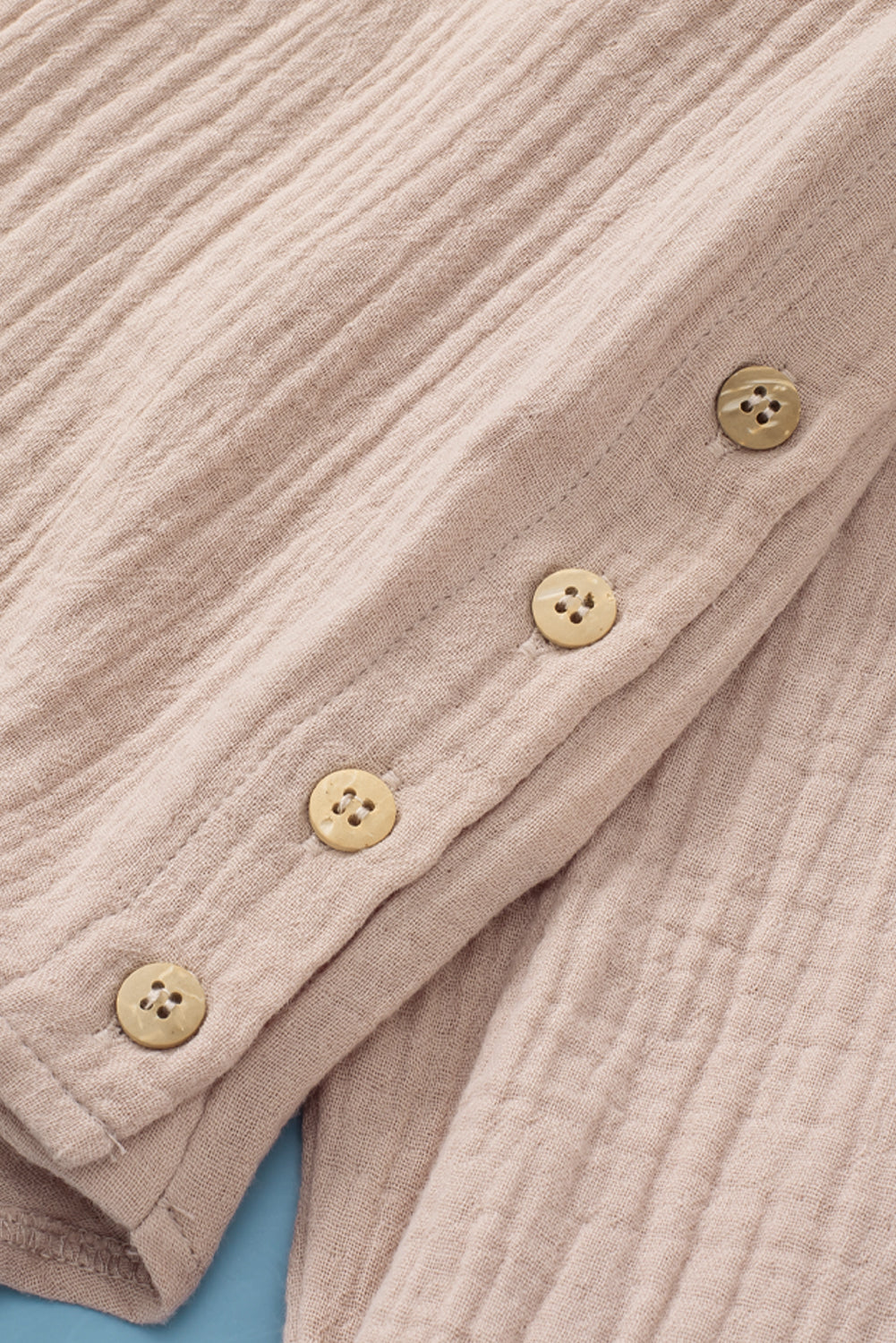 Khakifarbenes Hemd mit geknöpftem Umlegekragen und Tasche in Knitteroptik