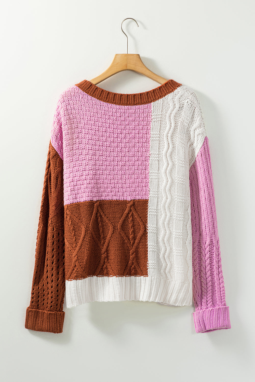 Pleteni pulover s višebojnim bojama i miješanom teksturom