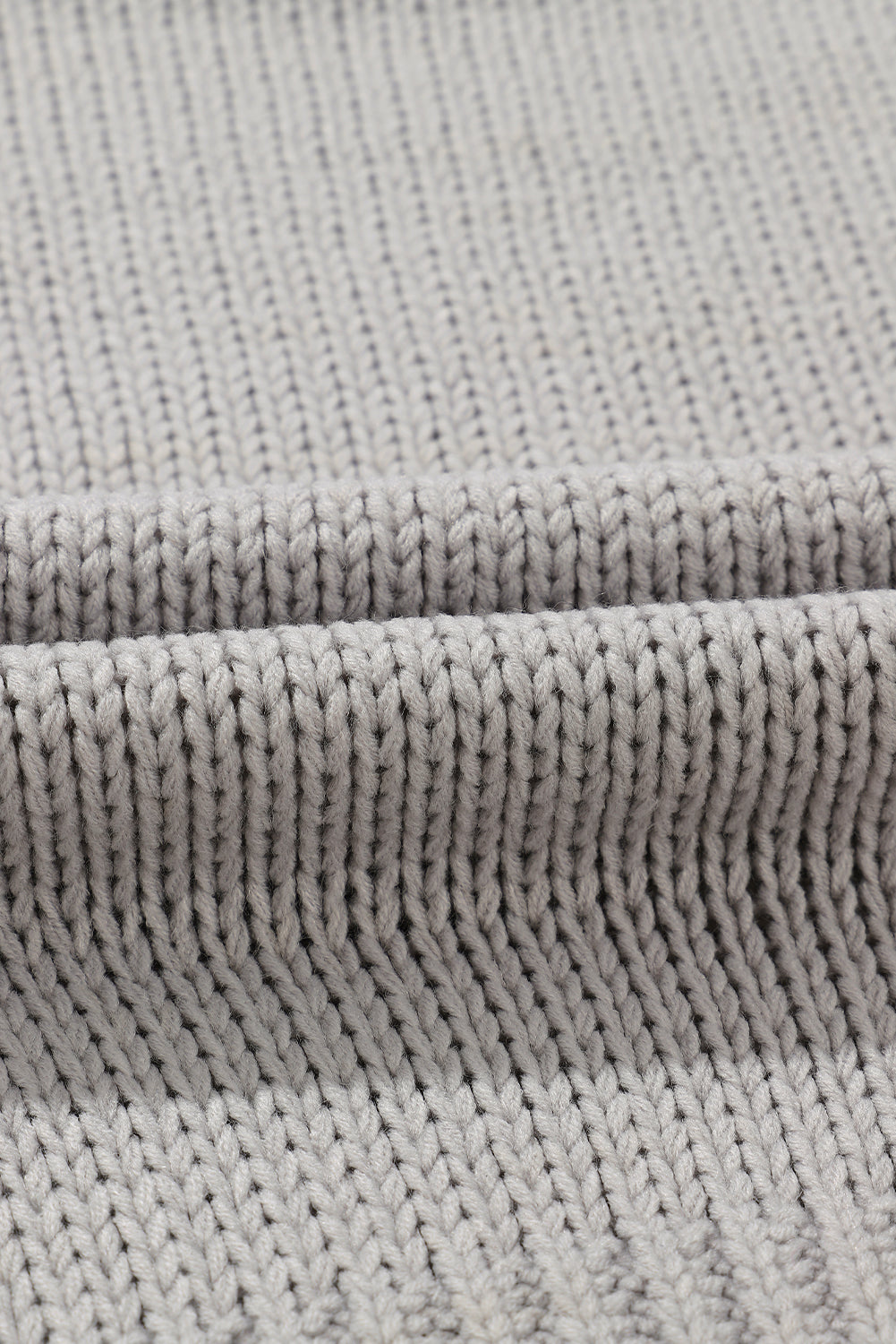 Svetlo siv debel pleten pulover z želvastim ovratnikom na ramena