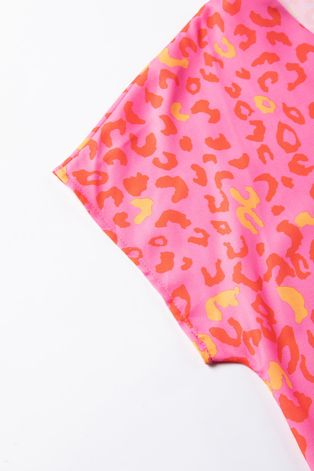 Rosafarbene, kurzärmlige Bluse mit Leopardenmuster und V-Ausschnitt