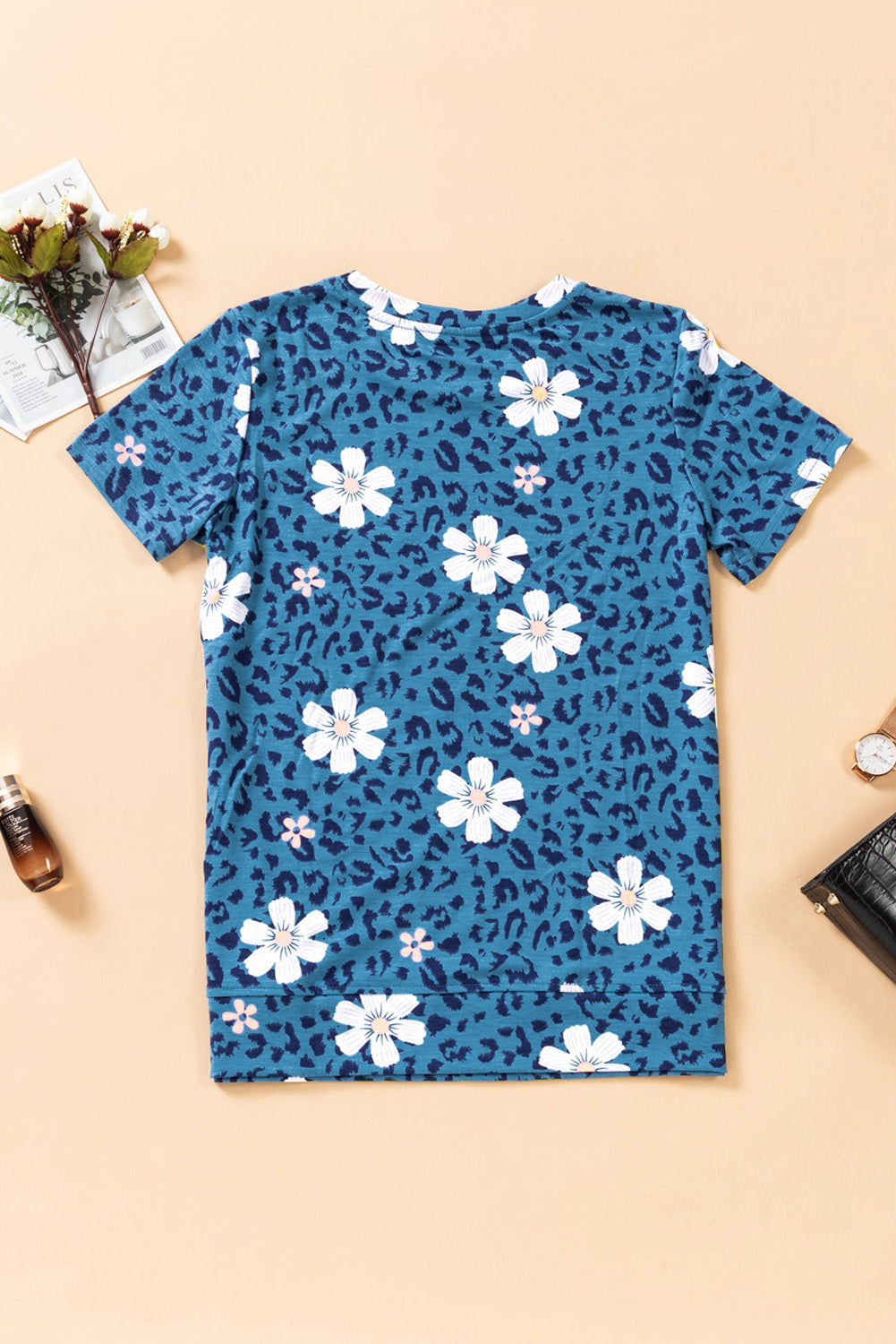 T-shirt blu con motivo floreale