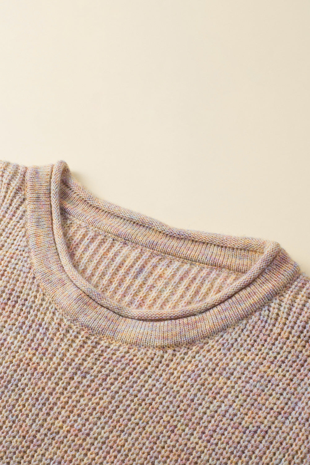 Višebojni smotani pulover s okruglim izrezom na spuštena ramena