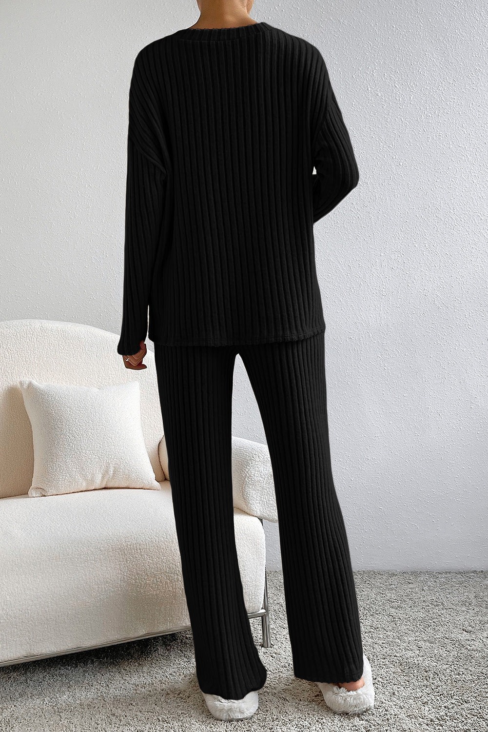 Črn rebrast pulover z V izrezom in hlače velike velikosti