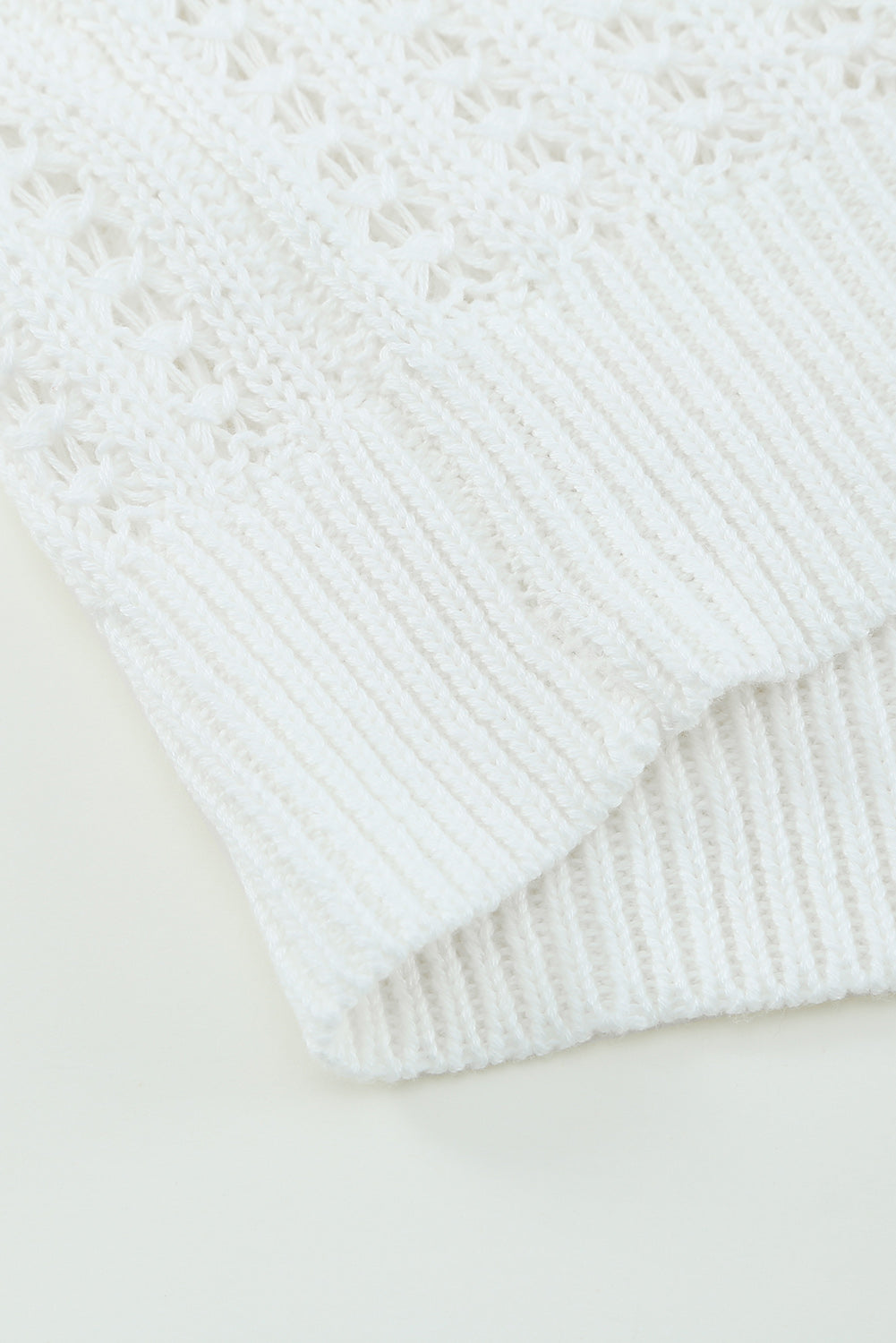 Bijeli pleteni pulover s izdubljenim ramenima