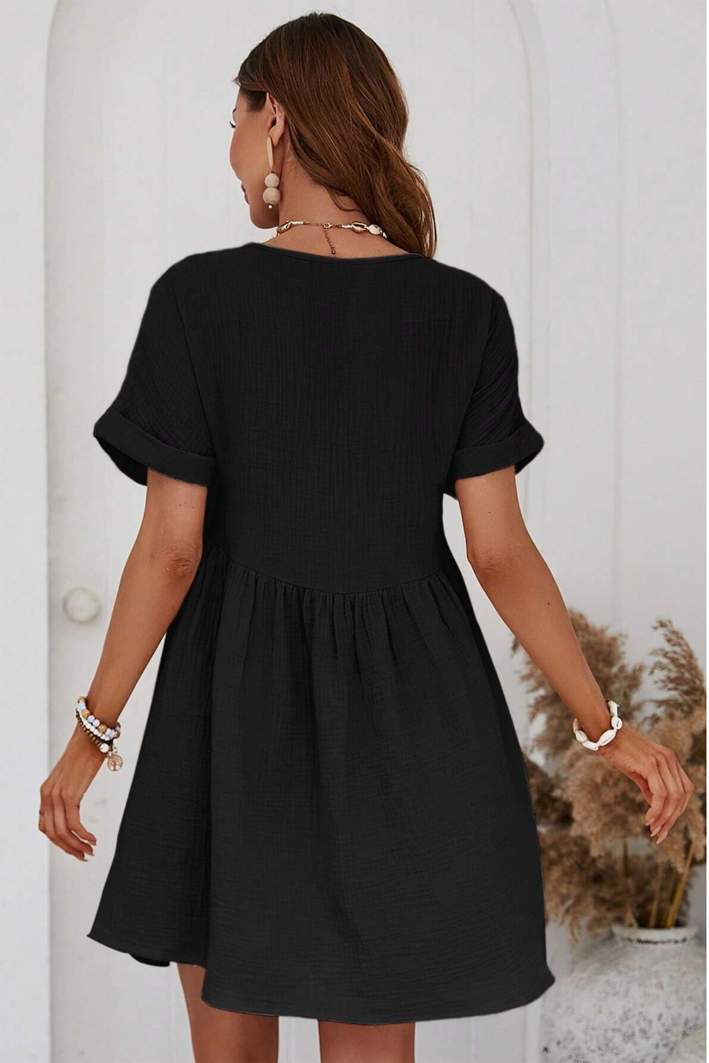 Schwarzes gefaltetes Minikleid mit kurzen Ärmeln und Spitze und V-Ausschnitt