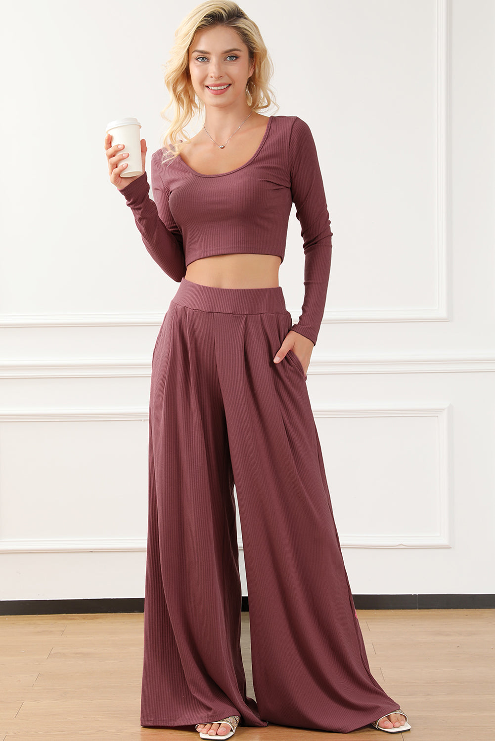 Ensemble haut court côtelé de couleur unie et pantalon long