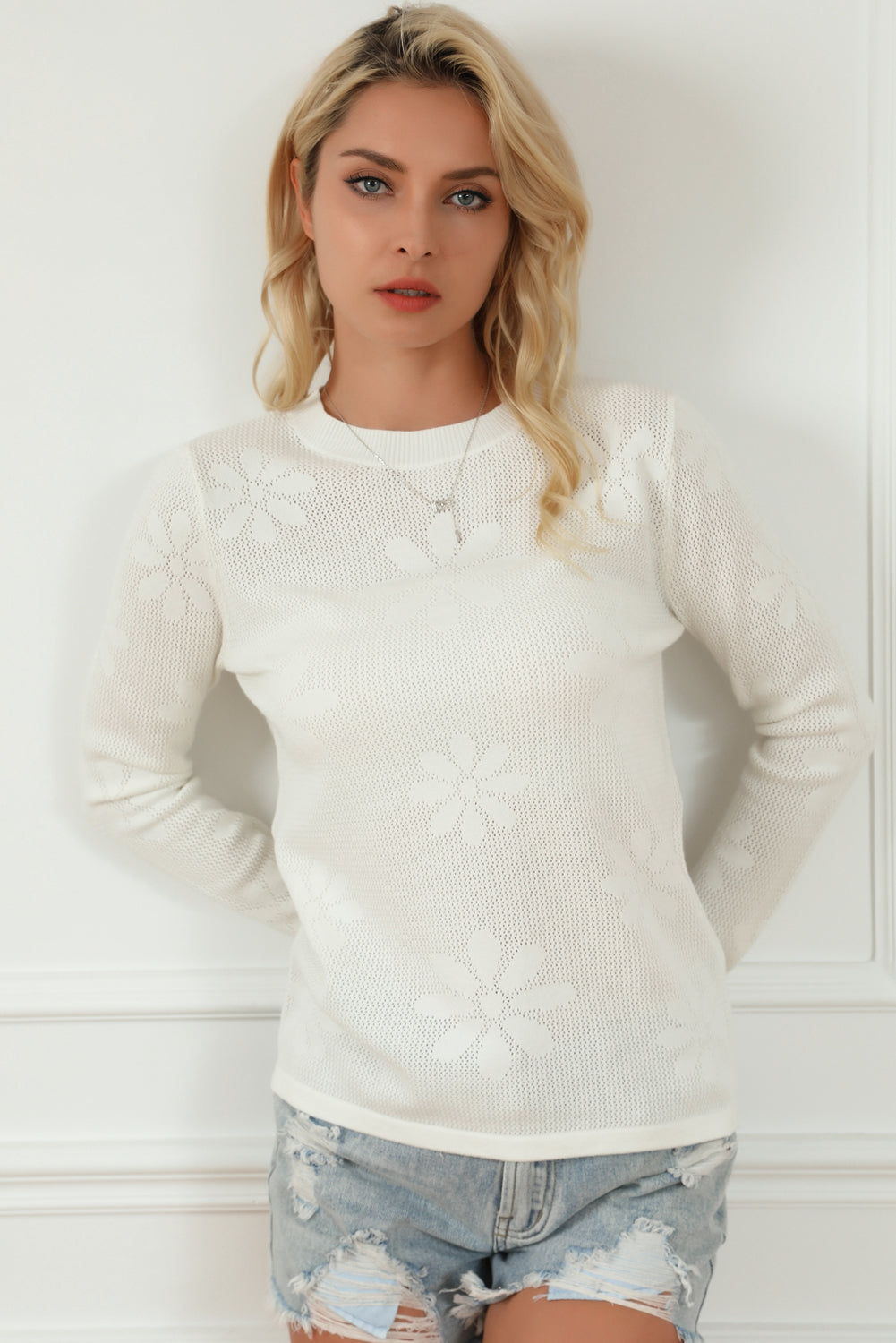 Pleteni pulover dugih rukava s bijelim cvijetom