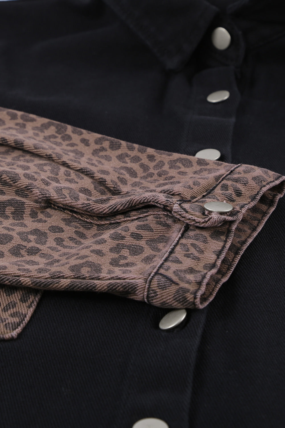 Crna traper jakna s leopardovim kontrastom