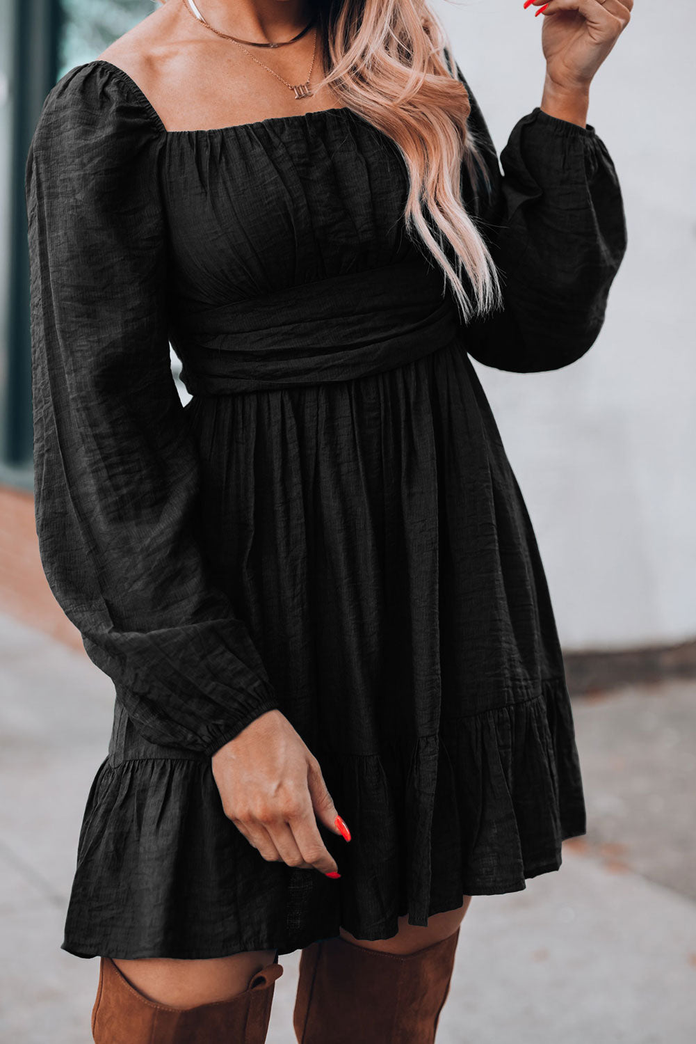 Mini-robe noire froncée à col carré et manches bouffantes