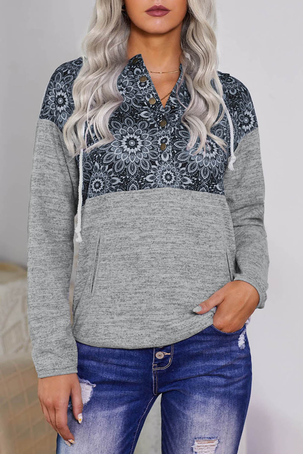 Siv vintage žepni pulover s plemenskim vzorcem