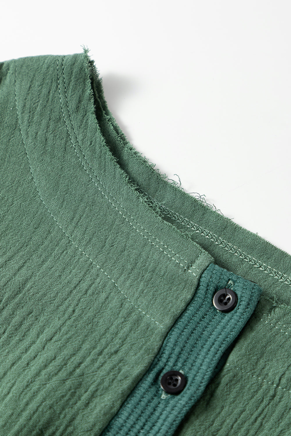Grüne, strukturierte Waffelstrick-Patchwork-Bluse mit geknöpftem Ausschnitt