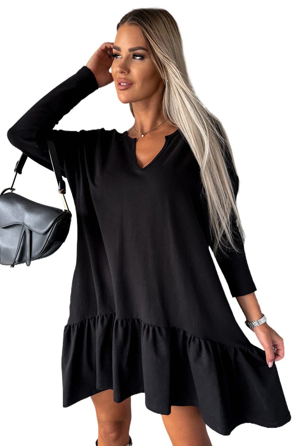 Črna ohlapna obleka z dolgimi rokavi in ​​razcepljenim izrezom