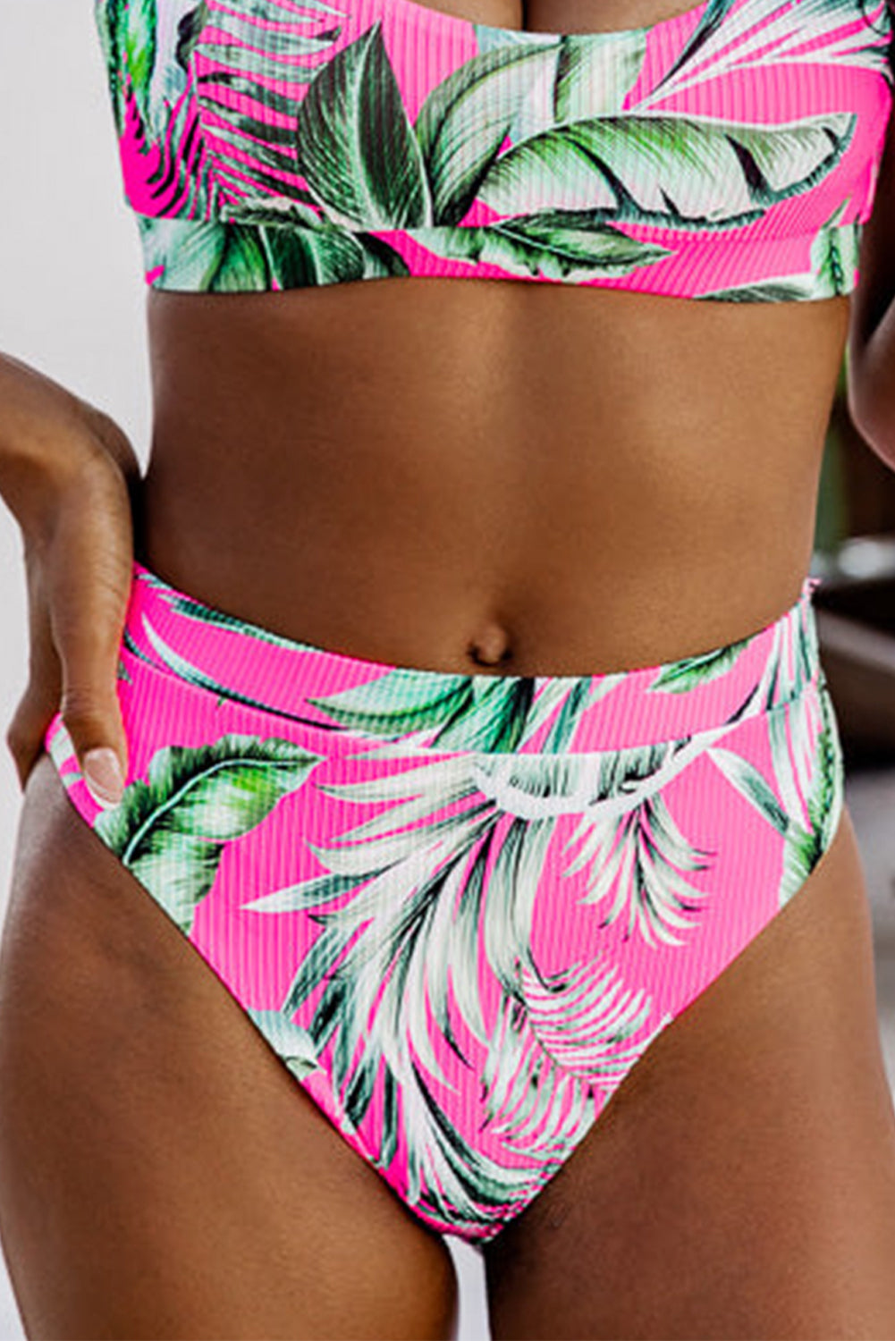 Bas de bikini texturé à imprimé tropical rose