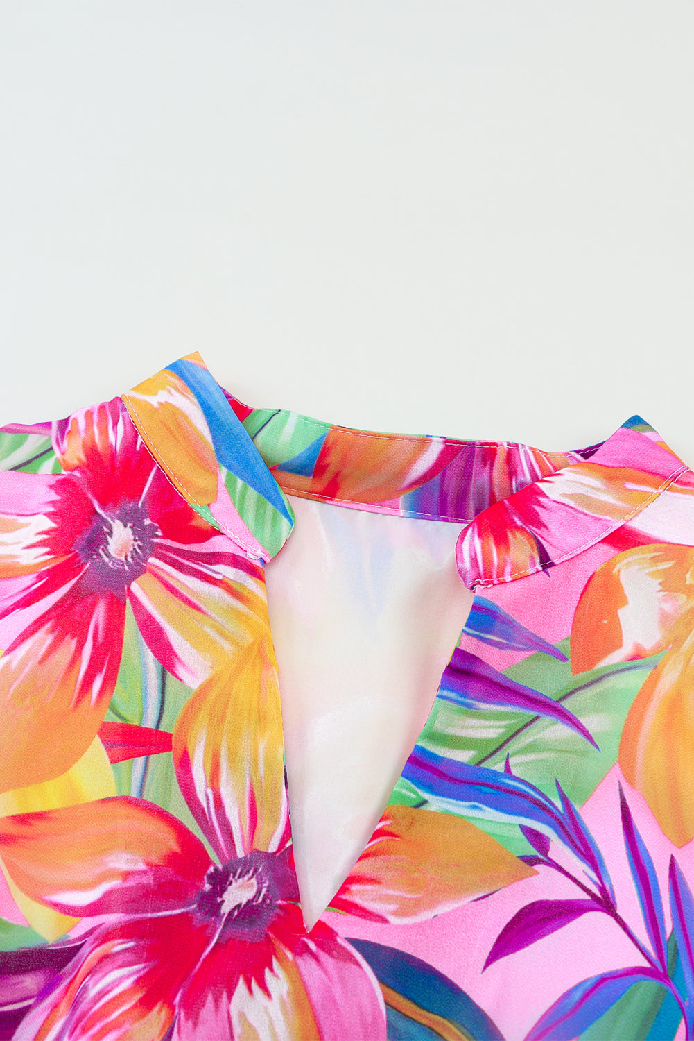 Robe d'été multicolore à imprimé floral et manches courtes et col en V