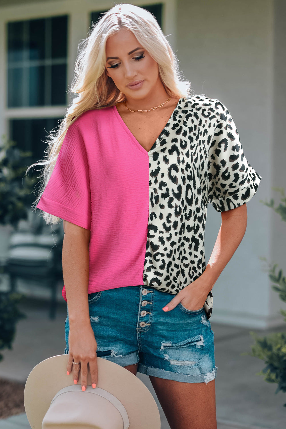 Khakifarbene Bluse mit kontrastierendem Leoparden-Farbblock