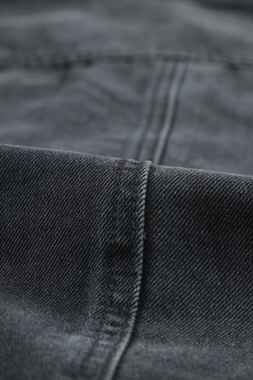 Schwarze zerrissene Jeansjacke