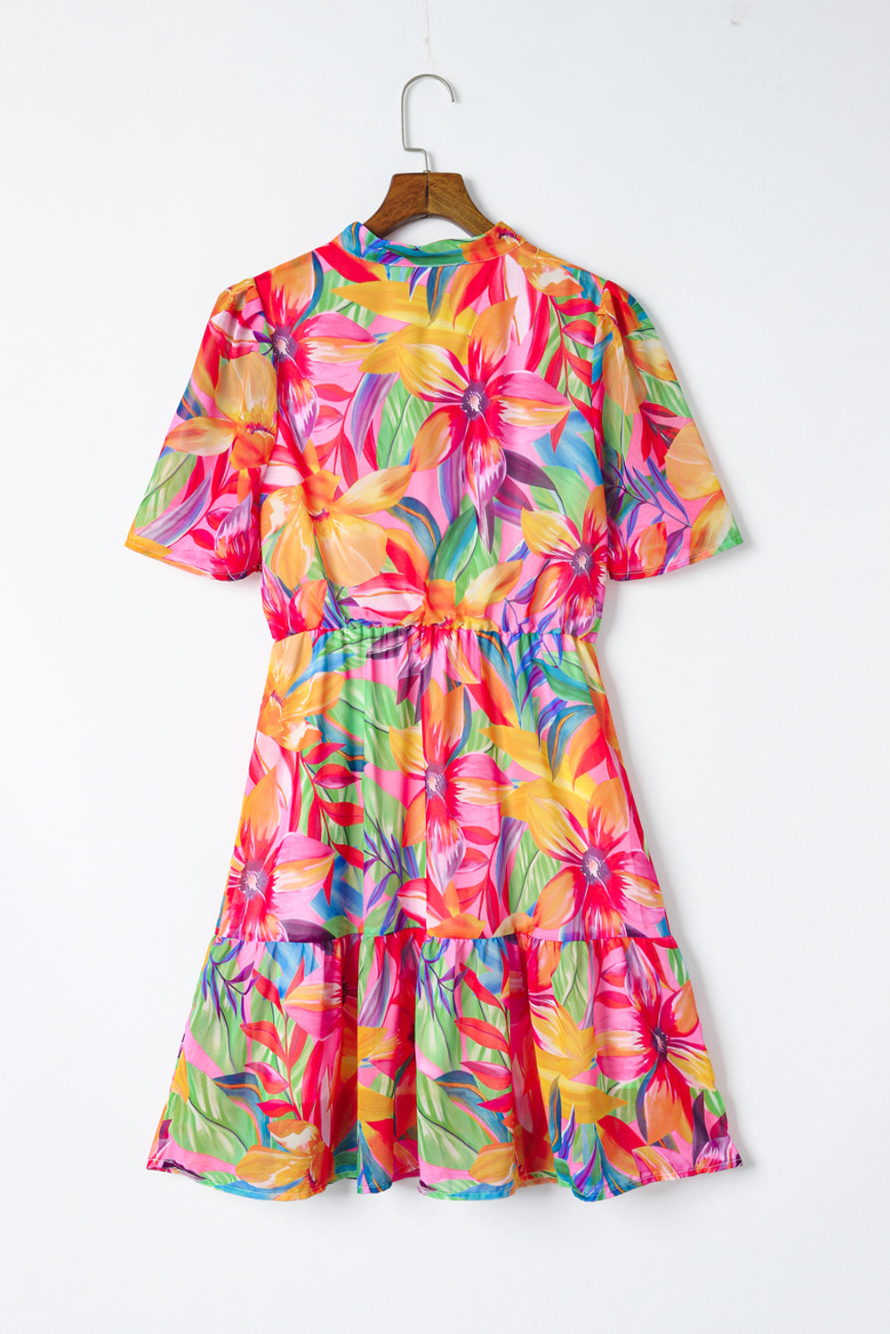 Mehrfarbiges Sommerkleid mit Blumendruck und V-Ausschnitt und kurzen Ärmeln