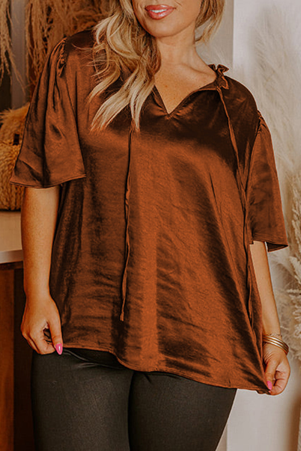 Satenska bluza veće veličine s naborima u boji kestena