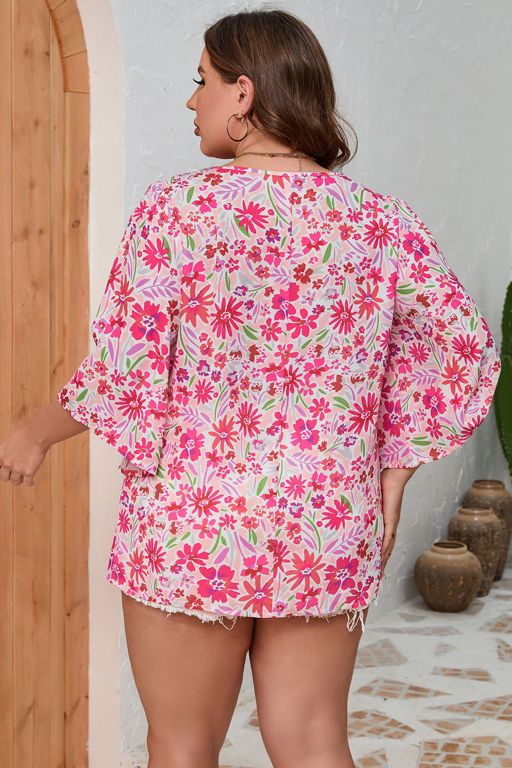 Rožnata bluza velike velikosti z v-izrezom in pol rokavi s cvetličnimi naborki