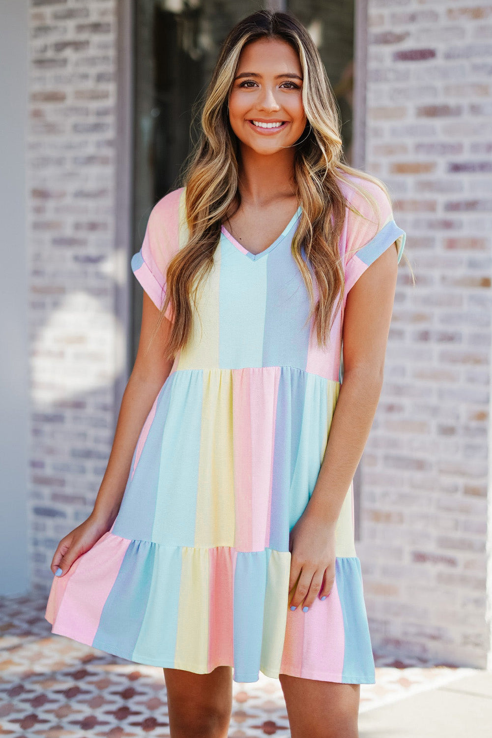 Višeslojna mini haljina s višestrukim prugama u boji