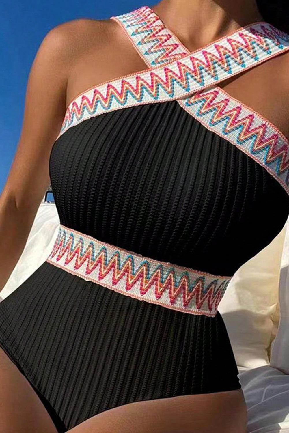 Schwarzer einteiliger Badeanzug mit kontrastierendem Boho-Print und überkreuzten Trägern