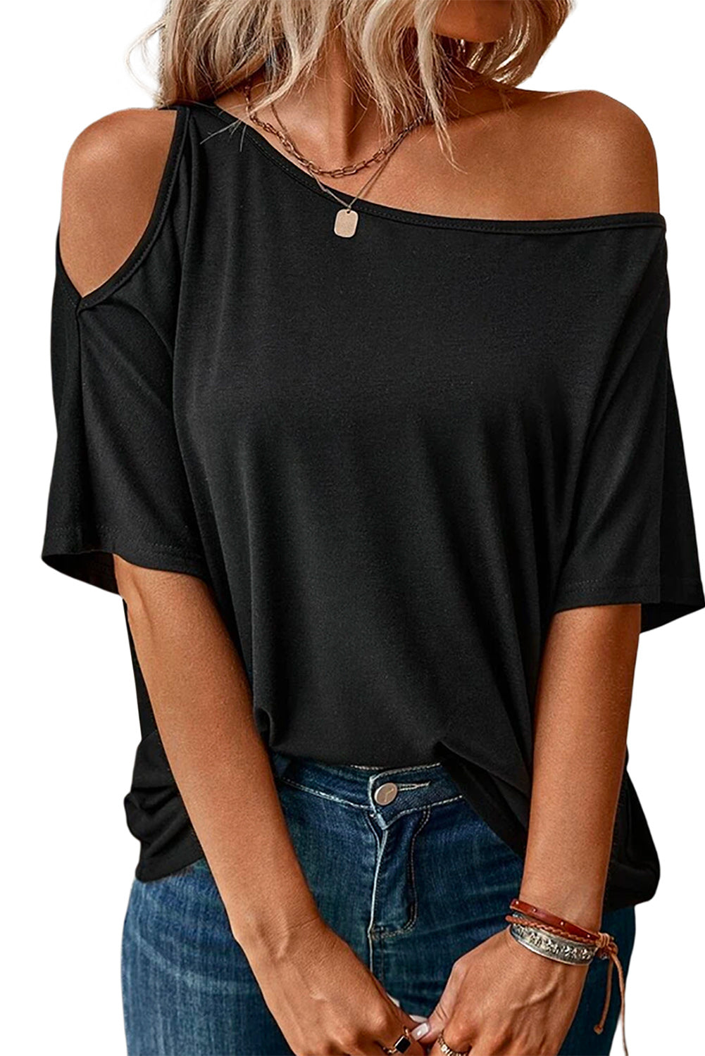 Crna jednobojna široka ležerna majica s asimetričnim izrezom