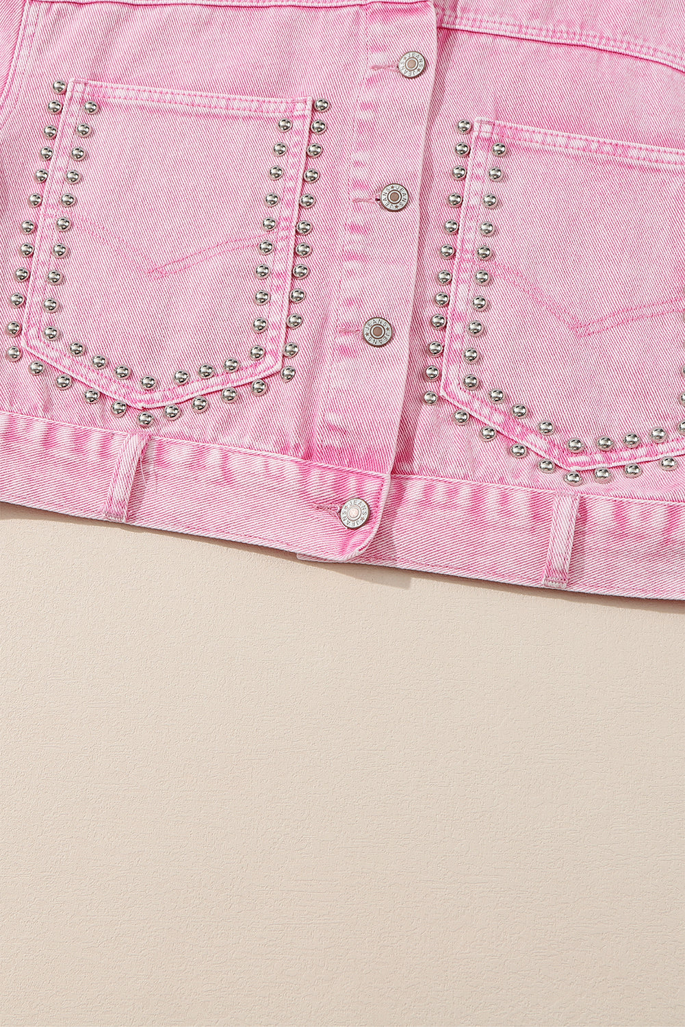 Ružičasta traper jakna s džepovima i zakovicama