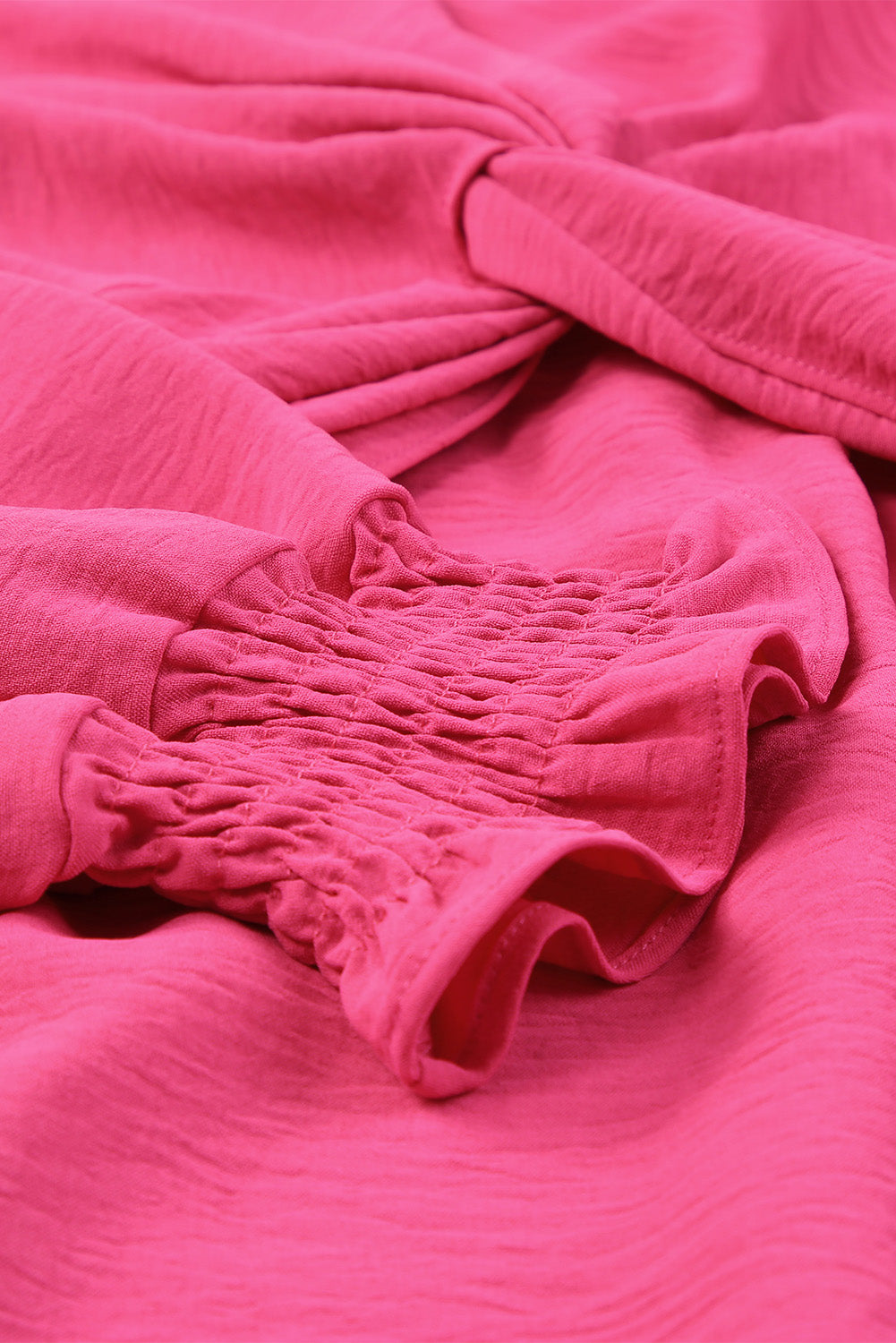 Robe mi-longue rose torsadée sur le devant avec trou de serrure dans le dos et col en V