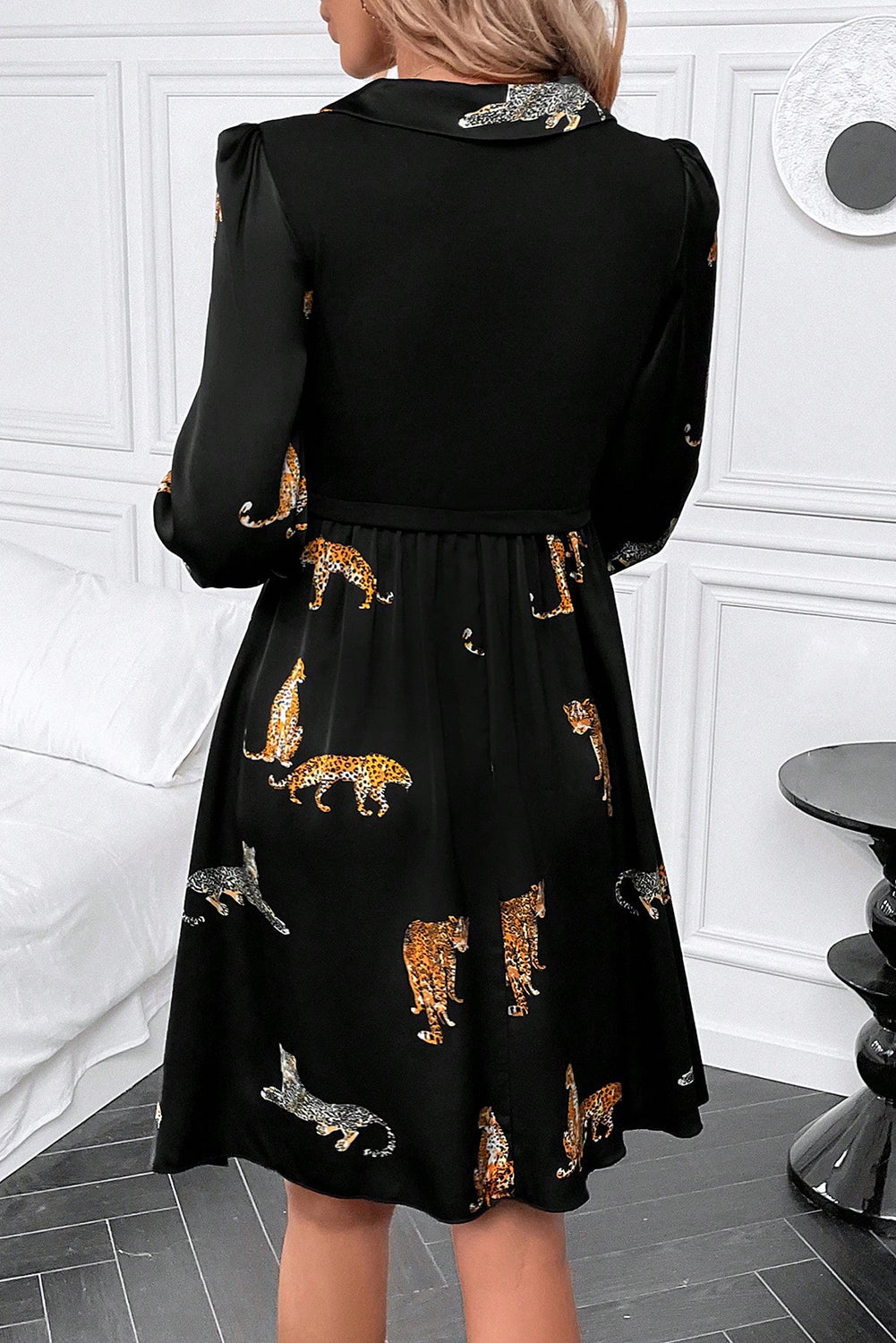 Črna živahna ohlapna obleka z dolgimi rokavi z leopardjim vzorcem