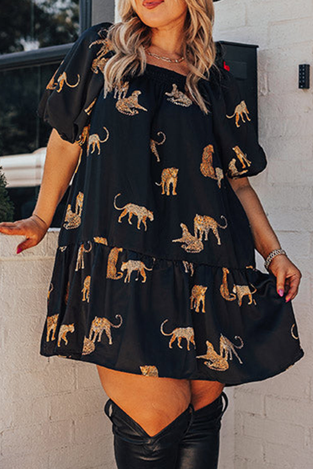 Schwarzes Plus-Size-Minikleid mit Gepardenmuster und Puffärmeln und Rüschen