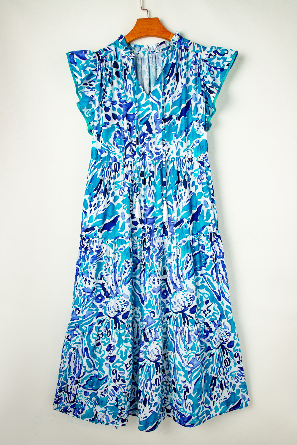 Himmelblaues, gestuftes langes Kleid mit abstraktem Aufdruck, geteiltem Ausschnitt, Rüschenärmeln