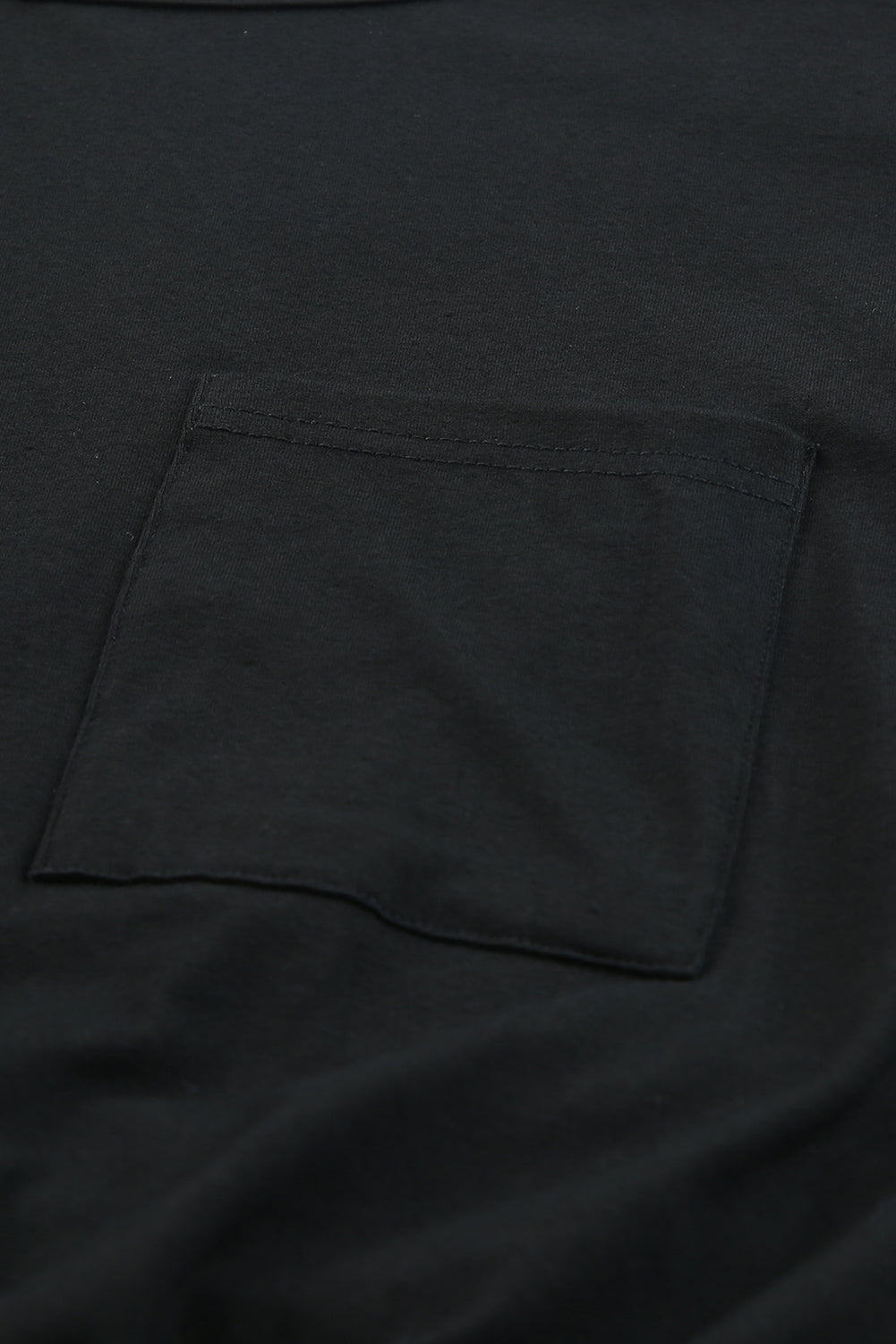 Schwarzes, figurbetontes, lockeres T-Shirt-Minikleid mit Brusttasche und Rüschen