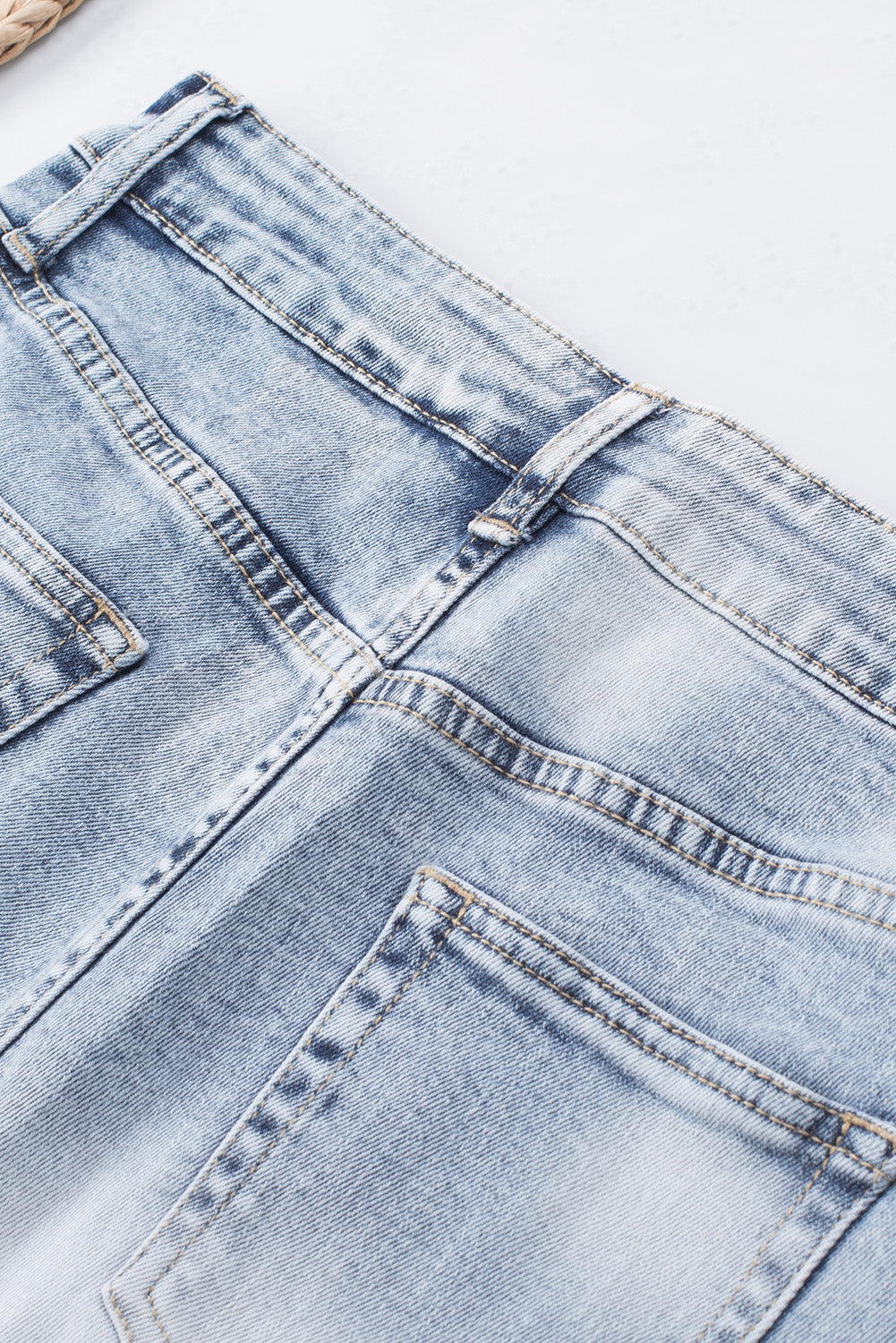 Himmelblaue, gebleichte Jeansshorts im Distressed-Look