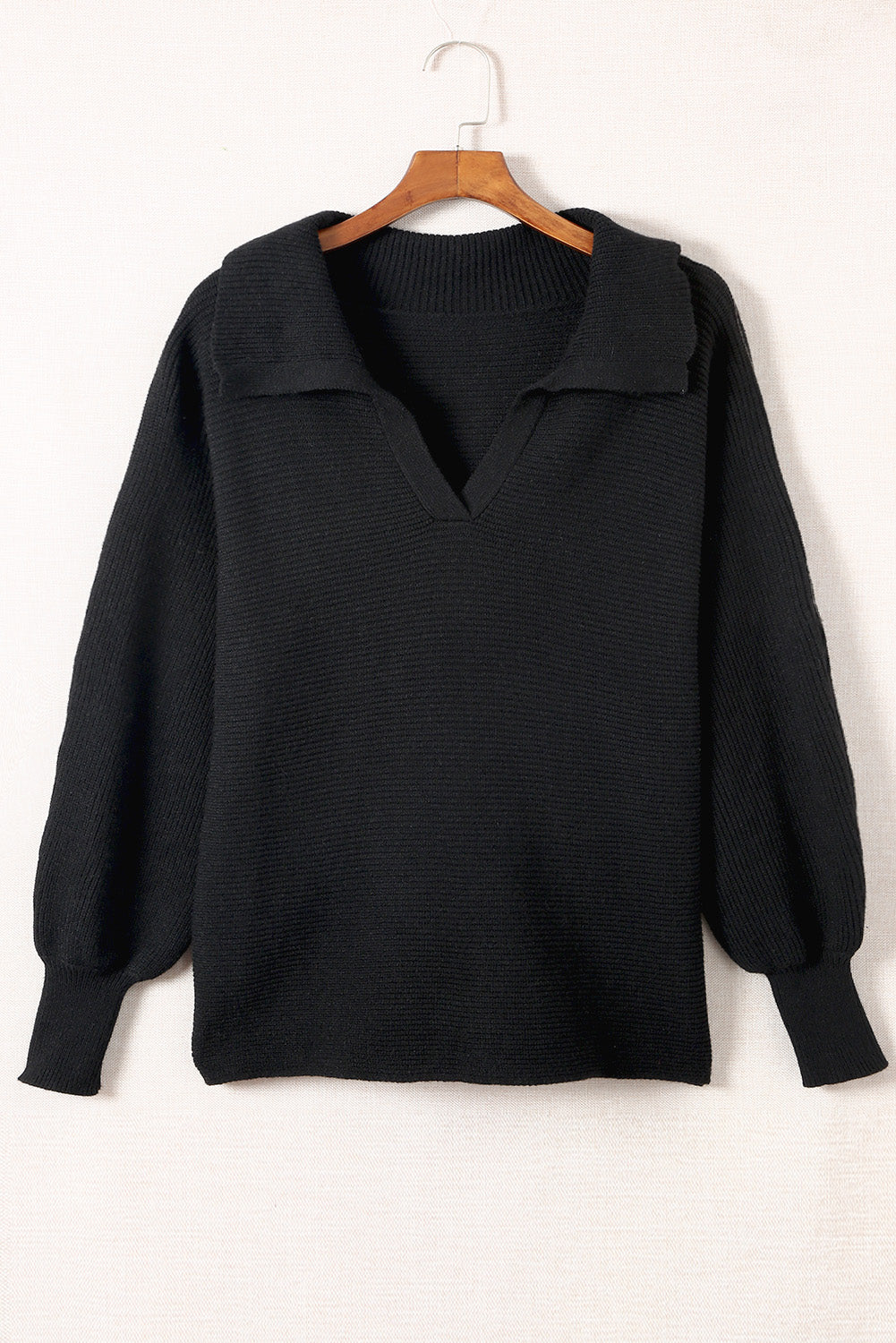 Črn rebrast pleten pulover z zaokroženim izrezom