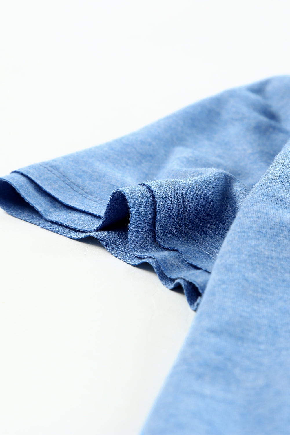 Himmelblaues, mineralgewaschenes Kurzarm-T-Shirt mit V-Ausschnitt