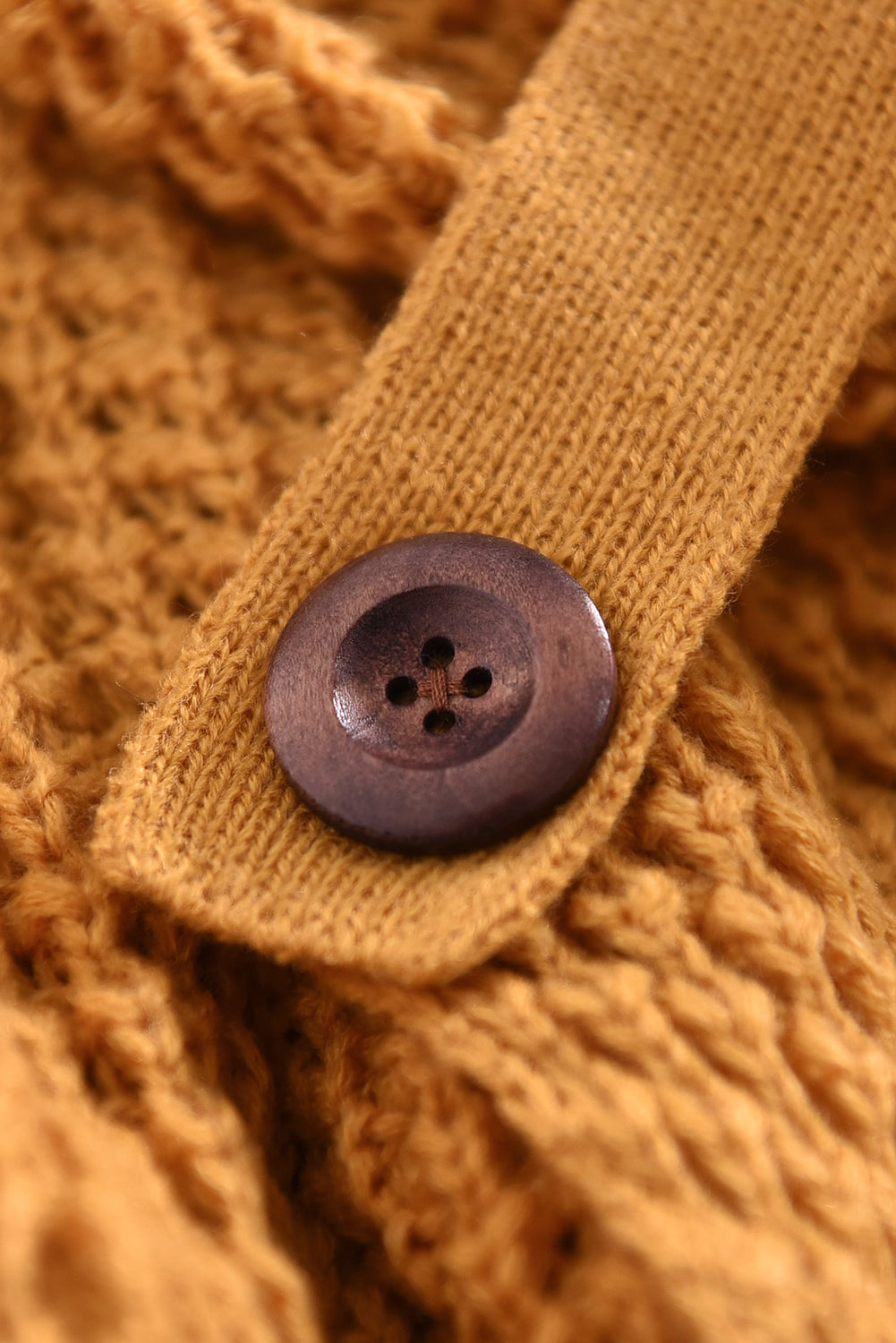 Gorčični pulover z ovratnikom na gumbe